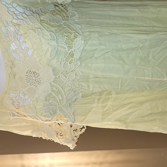 Holding Horses Dress 💛 - Picture 2 of 6